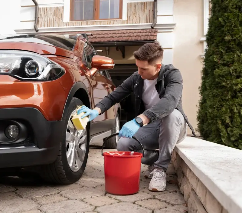 Lavage auto à domicile La Grée-Saint-Laurent : professionnel intervenant sur un véhicule